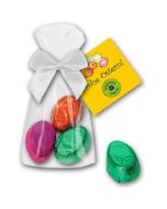 Drei Pralinen als Eier aus Nugat im Beutel mit anhängender Karte zu Ostern Werbegeschenk