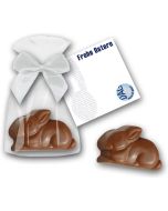 Schokohase zu Ostern verschenken: Im Glanzbeutel verpackt und mit individuell bedruckter Karte und Schleife angebunden.