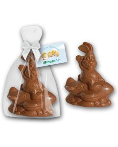 Flieger Hase zu Ostern als Werbung mit bedruckter Karte für Fluggesellschaft oder Airline