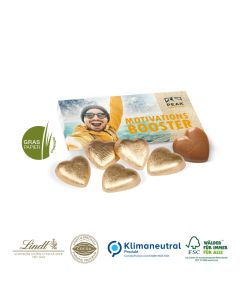 Präsentbox mit Lindt Schokoherzen auf Graspapier